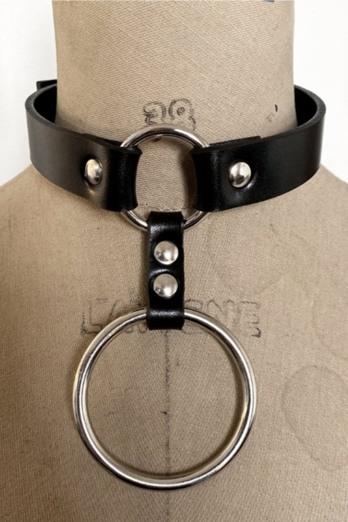 Big And Small Ring Detailed Adjustable Leather Choker