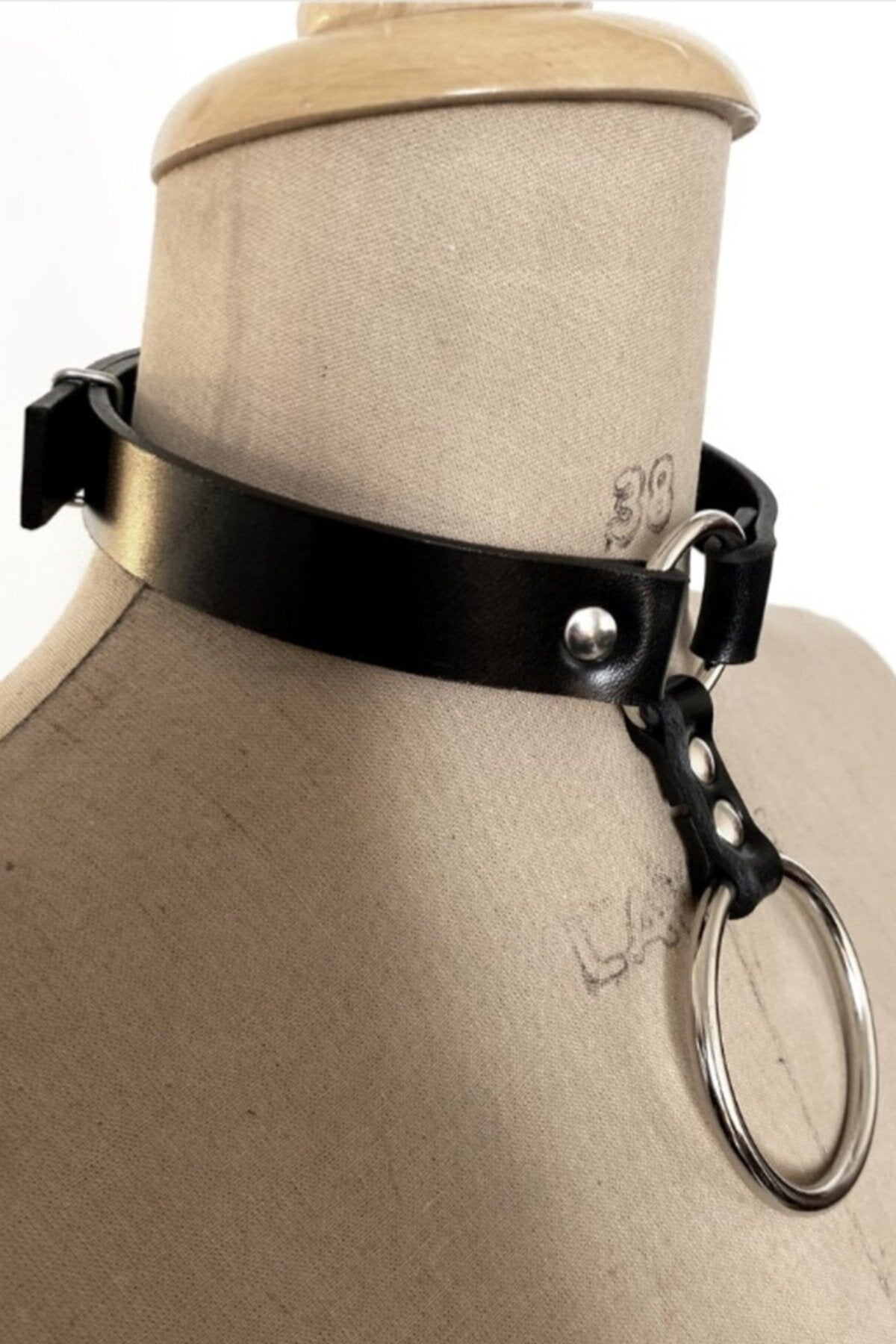 Big And Small Ring Detailed Adjustable Leather Choker