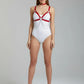 Kırmızı HarnessClub çapraz bağlamalı zincirli vücut kemeri, beyaz bodysuit üzerinde modelde.