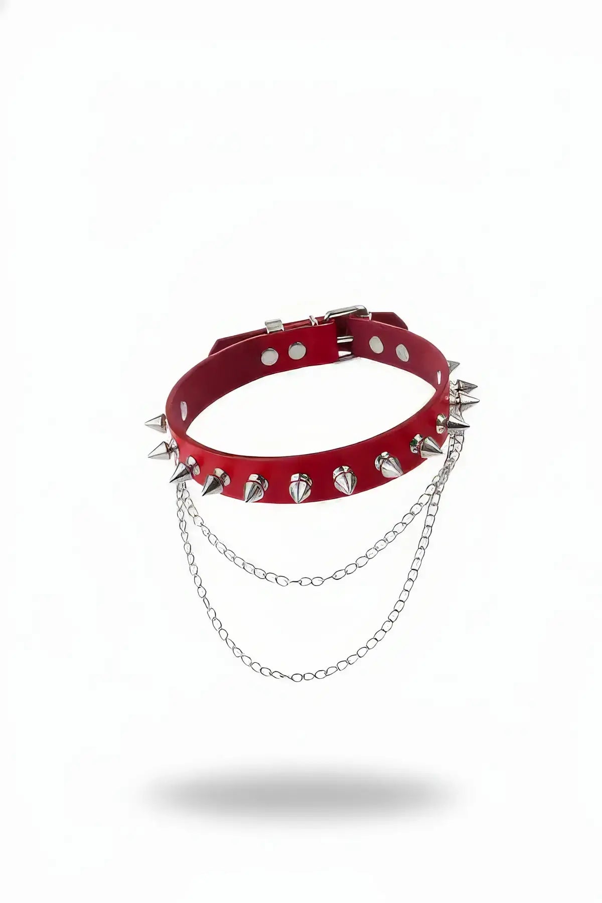 Kırmızı çivili choker kolye; konik metal çiviler ve sarkan gümüş zincirlerle dekoratif