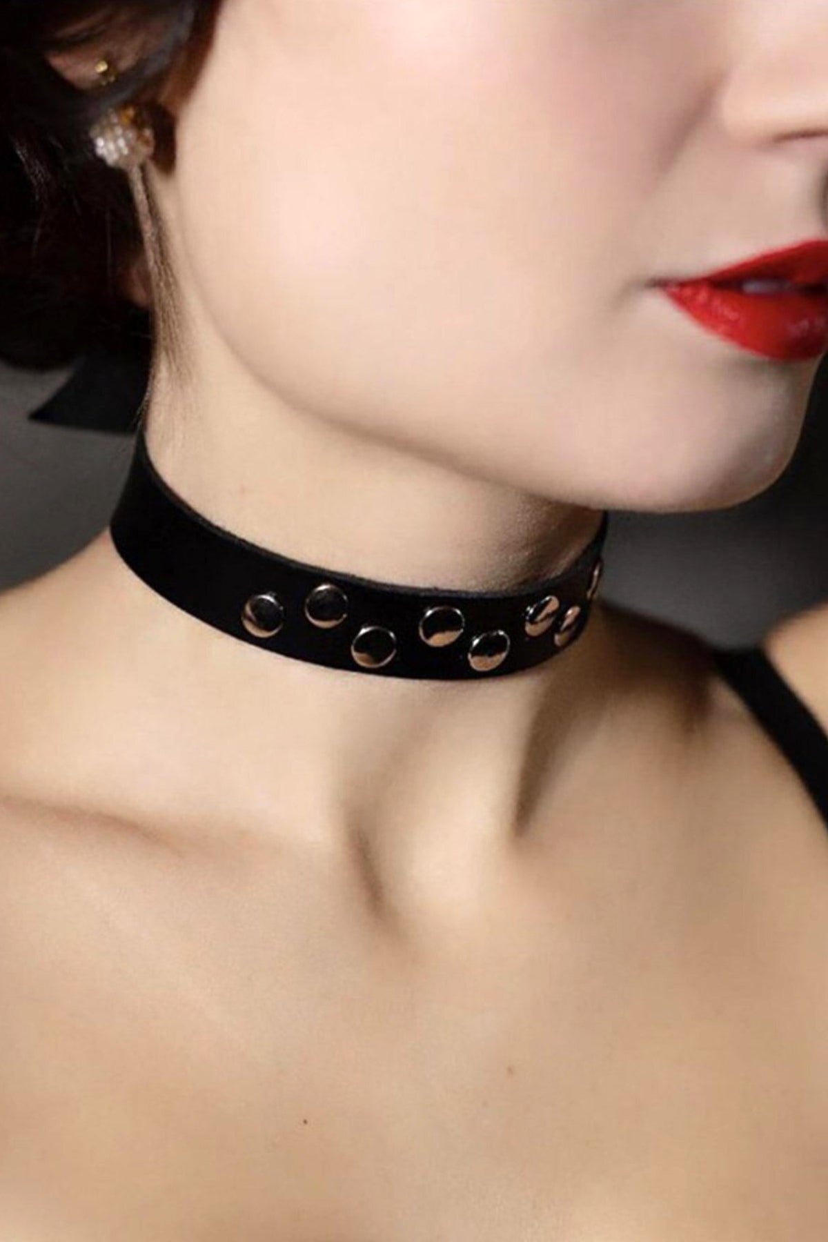 Stylish Leather Choker Leash with Rivet Detailed